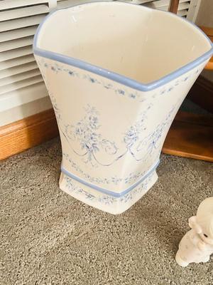PORCELAIN WASTE CAN AND TISSUE HOLDER, WALL HOOKS AND HOME DECOR