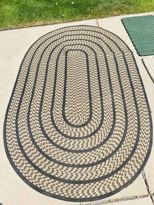 NICE 5’x8’ OVAL SHAPED OUTDOOR RUG