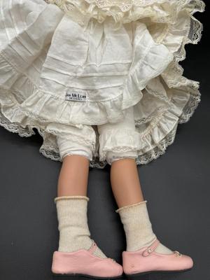 "Nellie" Jan McLean - Signed #725/3500 - 21" tall - 2001 Design Limited Edition