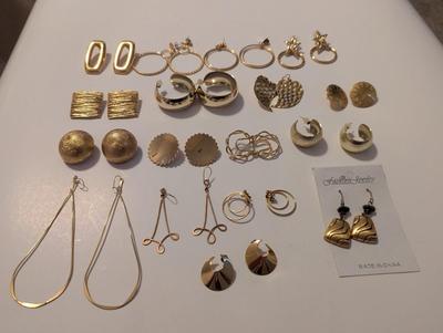 Costume Jewelry Earrings #26