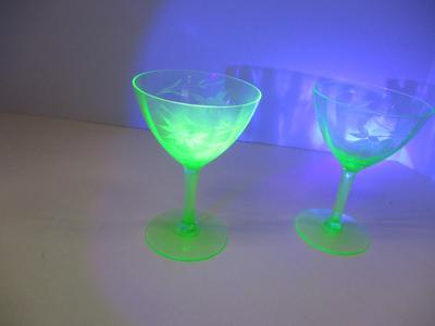 Vintage Set Of 2 Uranium Green Paneled Etched Floral Vine Champagne Glasses