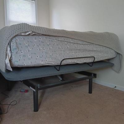 LOT 20: MattressFirm Signature Adjustable Queen Size Bed Frame Model 143807P