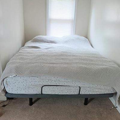 LOT 20: MattressFirm Signature Adjustable Queen Size Bed Frame Model 143807P