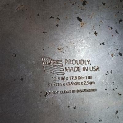 LOT 22: Cast Iron Griddle Pan with Baking Sheets