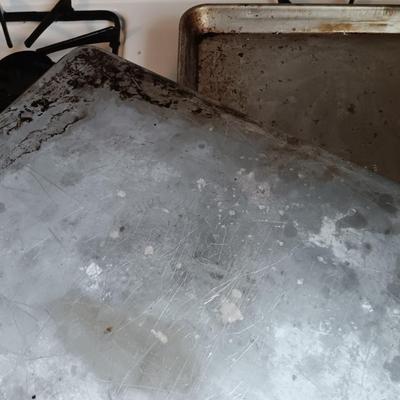 LOT 22: Cast Iron Griddle Pan with Baking Sheets