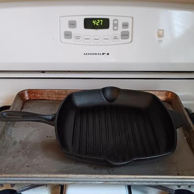 LOT 22: Cast Iron Griddle Pan with Baking Sheets