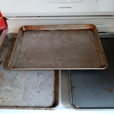 LOT 22: Cast Iron Griddle Pan with Baking Sheets