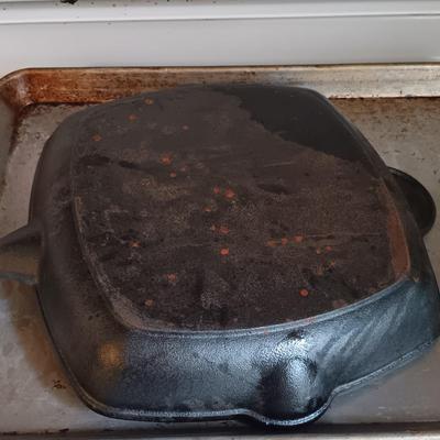 LOT 22: Cast Iron Griddle Pan with Baking Sheets