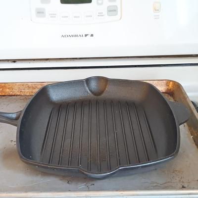 LOT 22: Cast Iron Griddle Pan with Baking Sheets