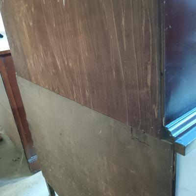 LOT 114: Bernhardt Furniture Co. China Cabinet