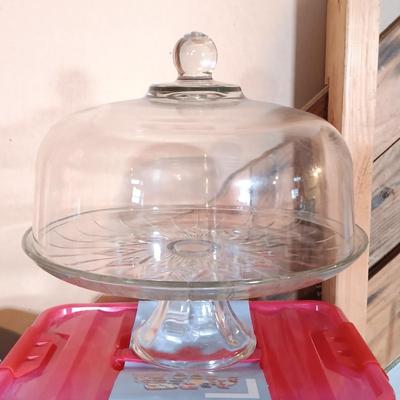 LOT 130: Cuisinart 7qt Enameled Cast Iron Casserole Dish with NIP Storage Containers & Glassware