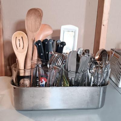 LOT 131: Chef's Choice Electric Knife Sharpener, Oneida Cutlery, Single Tier Spice Rack Set & More