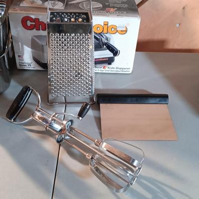 LOT 131: Chef's Choice Electric Knife Sharpener, Oneida Cutlery, Single Tier Spice Rack Set & More