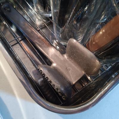 LOT 131: Chef's Choice Electric Knife Sharpener, Oneida Cutlery, Single Tier Spice Rack Set & More