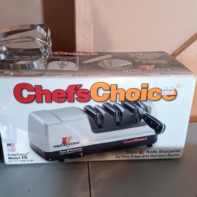 LOT 131: Chef's Choice Electric Knife Sharpener, Oneida Cutlery, Single Tier Spice Rack Set & More