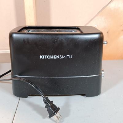 LOT 135: Atlas 150 Wellness Marcato Classic Pasta Machine, KitchenSmith Toaster, Kettle & Coffee Pot
