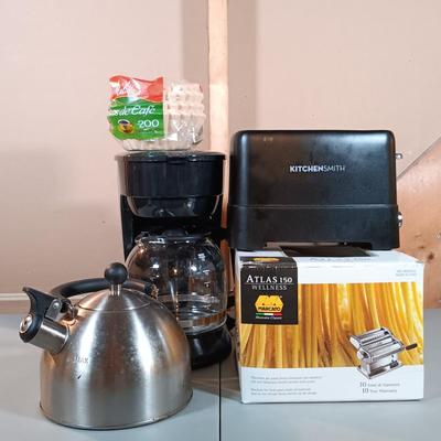 LOT 135: Atlas 150 Wellness Marcato Classic Pasta Machine, KitchenSmith Toaster, Kettle & Coffee Pot