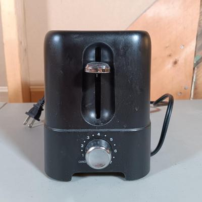 LOT 135: Atlas 150 Wellness Marcato Classic Pasta Machine, KitchenSmith Toaster, Kettle & Coffee Pot