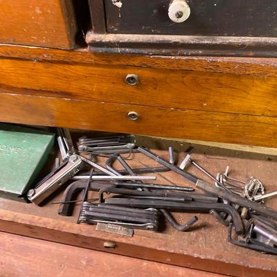 LOT 32B: Cinch Drive Sleeve Cinch Anchors, Router Bits & More