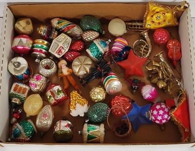 LOT 193L: Box of Various Vintage Holiday Decorations and Ornaments