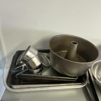 Sale Photo Thumbnail #1082: Mini Angel Food Cake, Baking molds, deep dish baking trays, mixing bowls