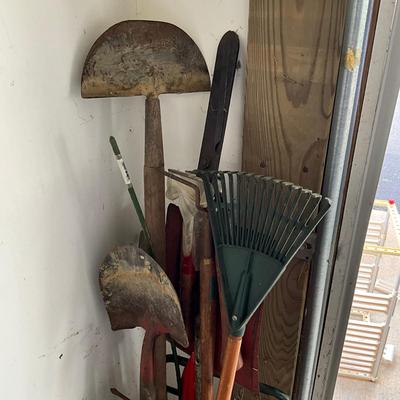 Sale Photo Thumbnail #1107: Various gardening tools/items