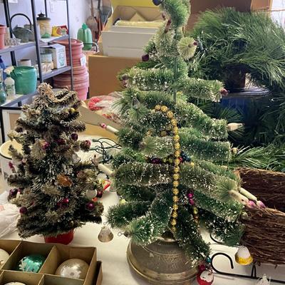 Sale Photo Thumbnail #1148: Bottle brush tree with music box, hand-blown glass ornaments, 11 shiny bright ornaments, two wreaths