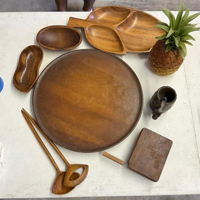 Sale Photo Thumbnail #1169: Comes with wooden circle lazy susan, wooden leaf tray, two wooden bowls, pineapple, two serving spoons, small wooden cut block, one wooden cup