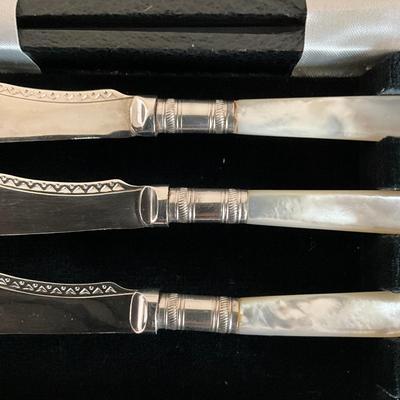 Sale Photo Thumbnail #1281: 12 butter knives, 7 spreaders
Butter knives: 8" long
Spreaders: 5.25" long