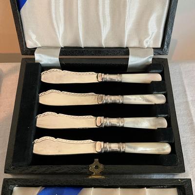 Sale Photo Thumbnail #1283: 12 butter knives, 7 spreaders
Butter knives: 8" long
Spreaders: 5.25" long