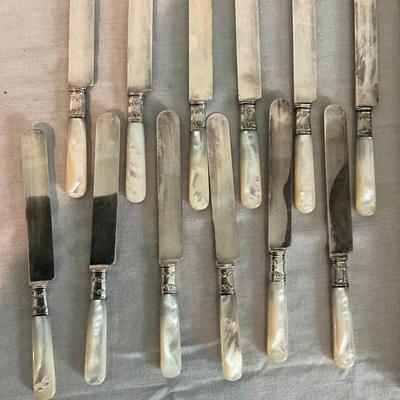 Sale Photo Thumbnail #1282: 12 butter knives, 7 spreaders
Butter knives: 8" long
Spreaders: 5.25" long