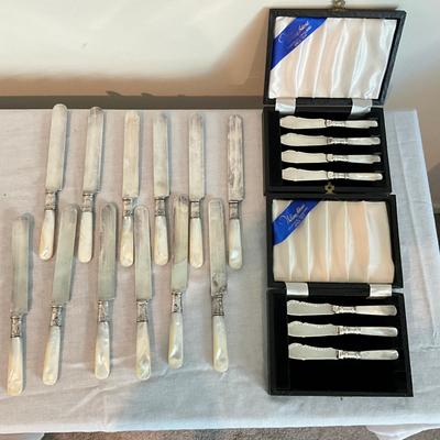 Sale Photo Thumbnail #1278: 12 butter knives, 7 spreaders
Butter knives: 8" long
Spreaders: 5.25" long