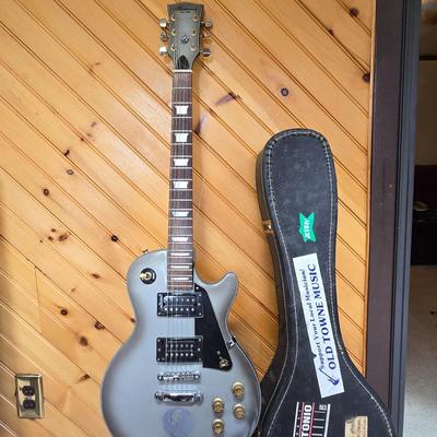 LOT 62P: Vintage Harmony Electric Guitar with Case