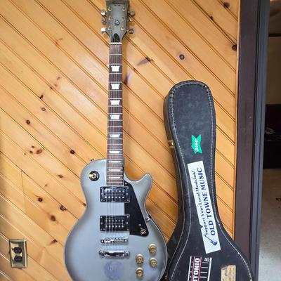 LOT 62P: Vintage Harmony Electric Guitar with Case