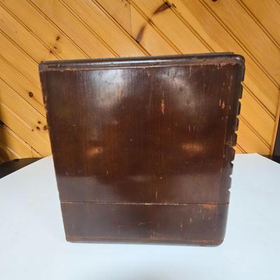 LOT 69P: Vintage Sears and Roebuck Tube Radio