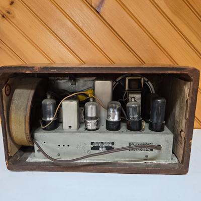 LOT 69P: Vintage Sears and Roebuck Tube Radio