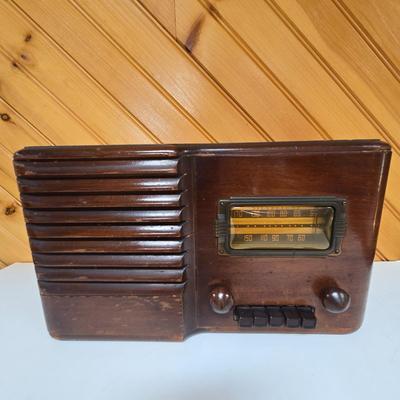 LOT 69P: Vintage Sears and Roebuck Tube Radio