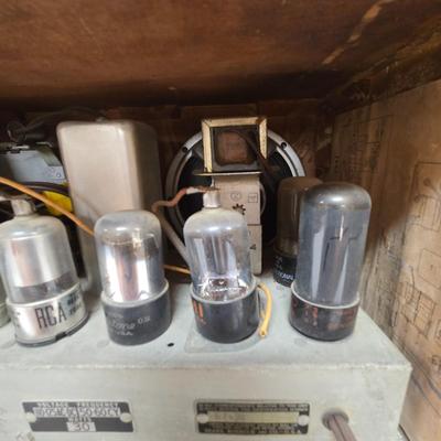 LOT 69P: Vintage Sears and Roebuck Tube Radio