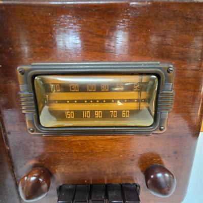 LOT 69P: Vintage Sears and Roebuck Tube Radio