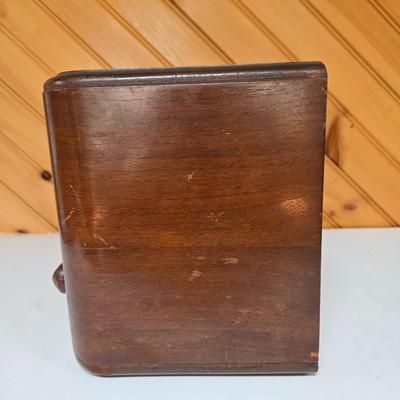 LOT 69P: Vintage Sears and Roebuck Tube Radio