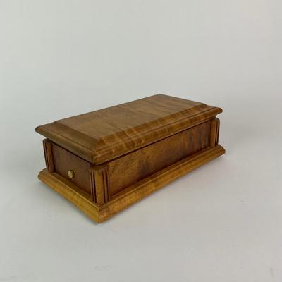 452 Kao Woodcraft Music Box