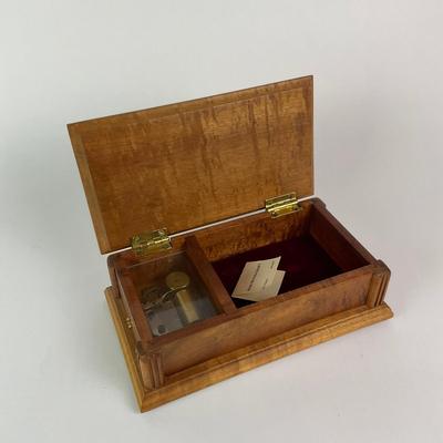 452 Kao Woodcraft Music Box