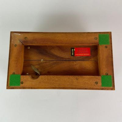 452 Kao Woodcraft Music Box