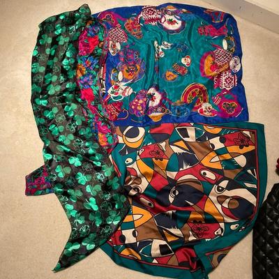473 Assortment Of Scarves