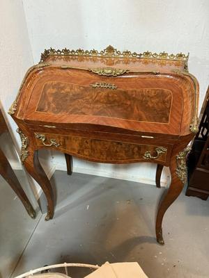 Sale Photo Thumbnail #320: This is suck a beautiful desk. If I had room to keep it, I think it would be mine. This sweet desk has metal senate scrolls to show off its beautiful wood. This would not only make beautiful all around piece in your home but it would make the sweetest van