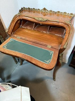 Sale Photo Thumbnail #324: This is suck a beautiful desk. If I had room to keep it, I think it would be mine. This sweet desk has metal senate scrolls to show off its beautiful wood. This would not only make beautiful all around piece in your home but it would make the sweetest van
