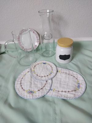 GLASS WATER PITCURECLASS CARET-JAR W/LID AND DOWLIES
