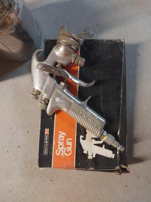 SPRAY GUN NOZZLE-SUCTION CUP AND PAINTING CANVAS