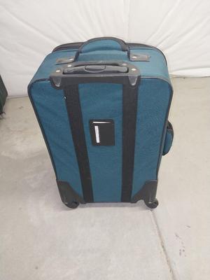 FOUR WHEELED LEISURE LUGGAGE WITH PULL HANDLE