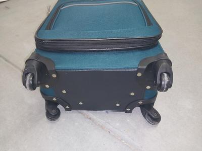 FOUR WHEELED LEISURE LUGGAGE WITH PULL HANDLE